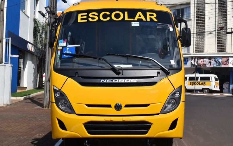 Prefeitura entrega dois novos micro-ônibus para o transporte de alunos