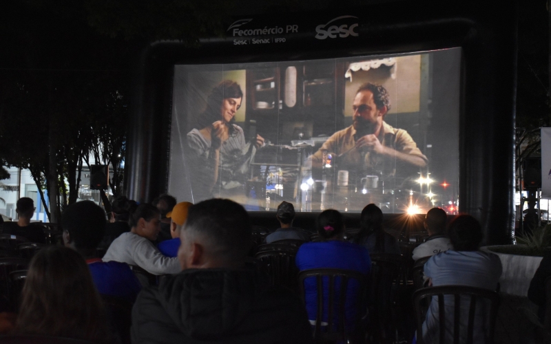 Projeto ”Cinema na Praça” reúne centenas de pessoas na Praça Central da cidade